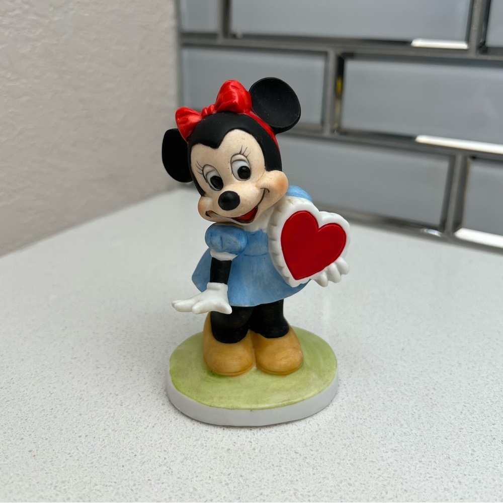 Vintage Minnie Mouse Figurine Heart Walt Disney Productions Bisque Porcelain - Picture 3 of 10